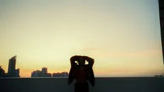Persona en un techo al atardecer con cielo naranja
