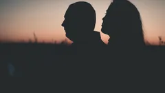 Fotografía en silueta de hombre y mujer juntos