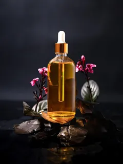 Botella de aceite brillante sobre mesa oscura, fotografía artística