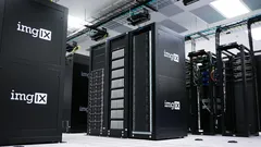 Rig minero IX dentro de sala blanca y gris con servidores de datos