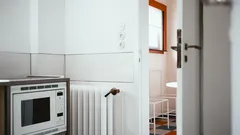 Radiador blanco junto a caja fuerte digital blanca en interior