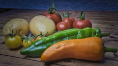 Variedad de verduras frescas cosechadas sobre la mesa
