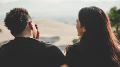 Pareja con camisetas negras posando juntos