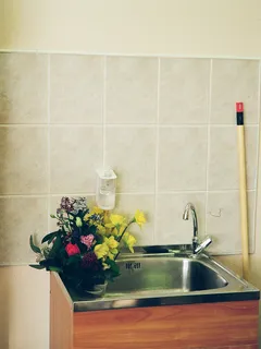 Fregadero de cocina con flores frescas en el interior, decorativo y vibrante