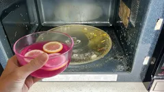 Método universal para limpiar el microondas: la grasa se eliminará sola