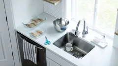 Fregadero junto a un cuenco en cocina minimalista