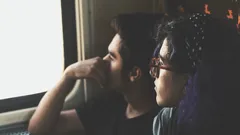 Dos personas mirando la ventana en calma