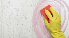 Cómo hacer que los azulejos del baño brillen: una solución simple con dos ingredientes que te sorprenderá