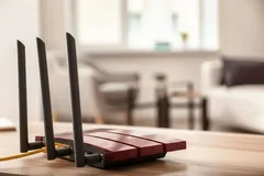 Router wifi en mueble de sala moderna, señal de internet inalámbrico en casa, tecnología hogar